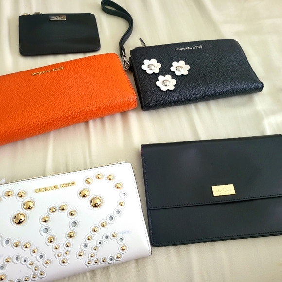 3 Michael Kors wristlets, 1 Kate Spade wristlet, and 1 Kate Spade credit card ho - Picture 1 of 4